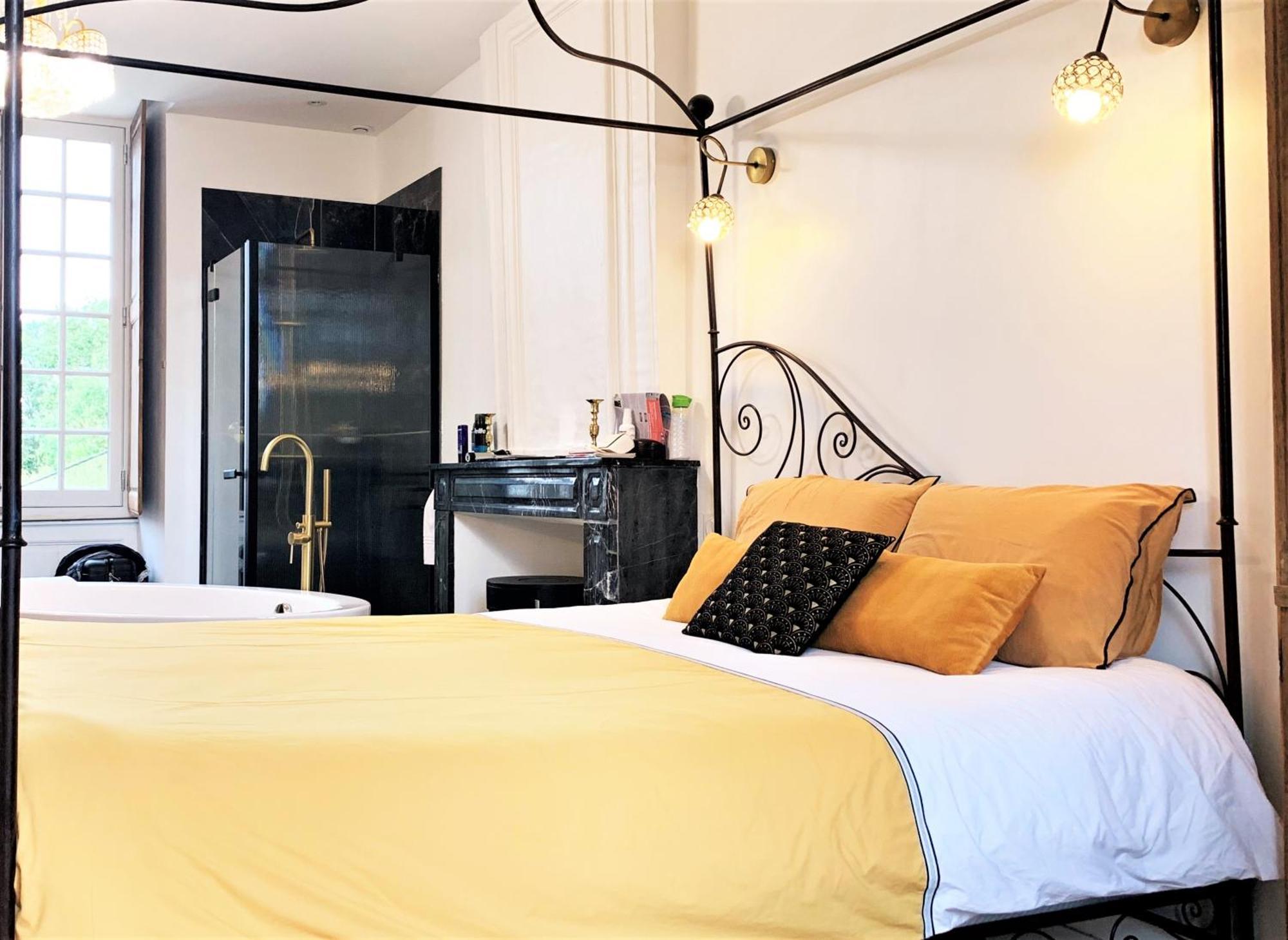 Le Bas Chitray Bed & Breakfast Ménil Exterior foto